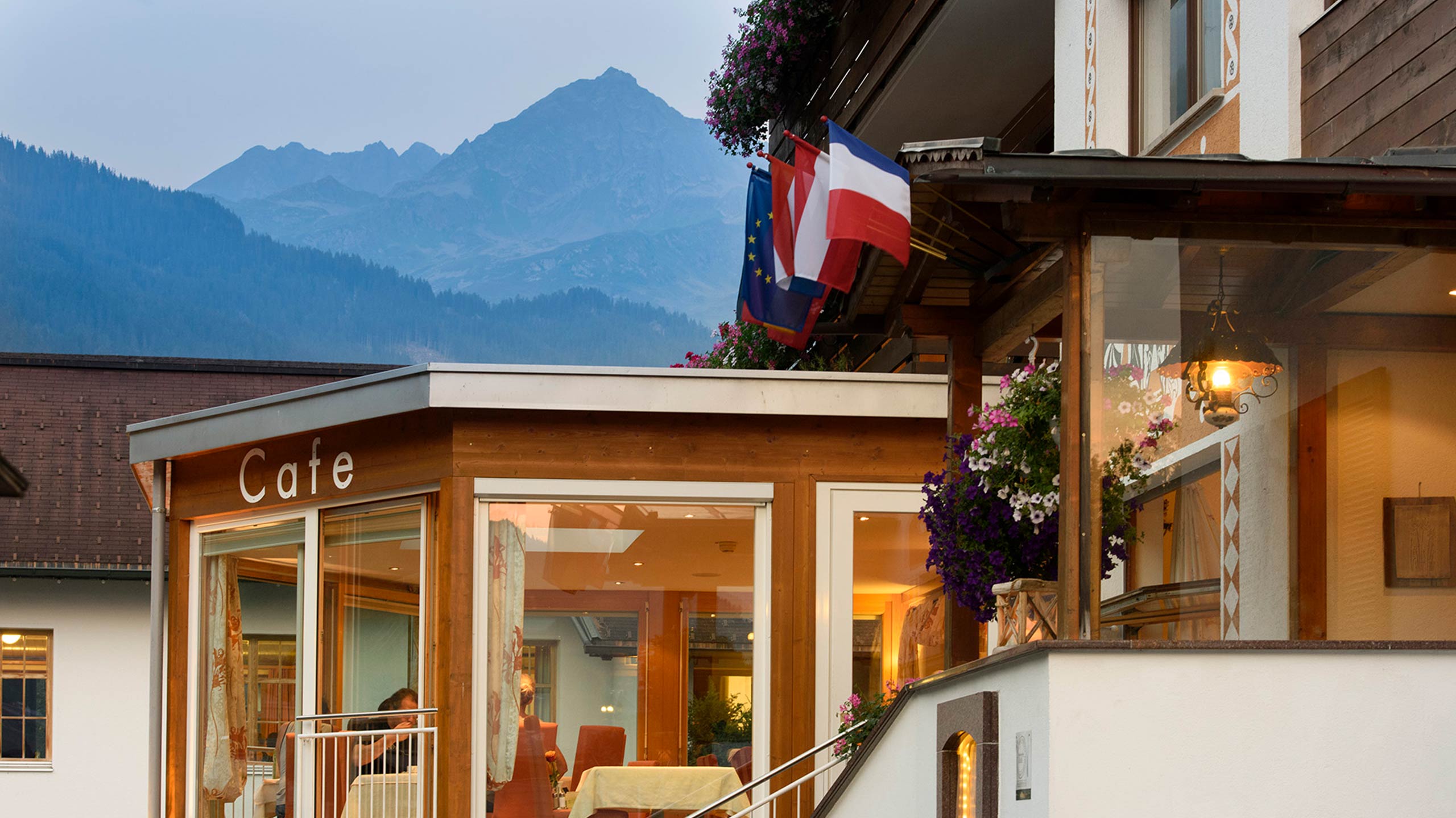Eingangsbereich des Hotel Silbertal mit Blick auf den Hausberg im Silbertal